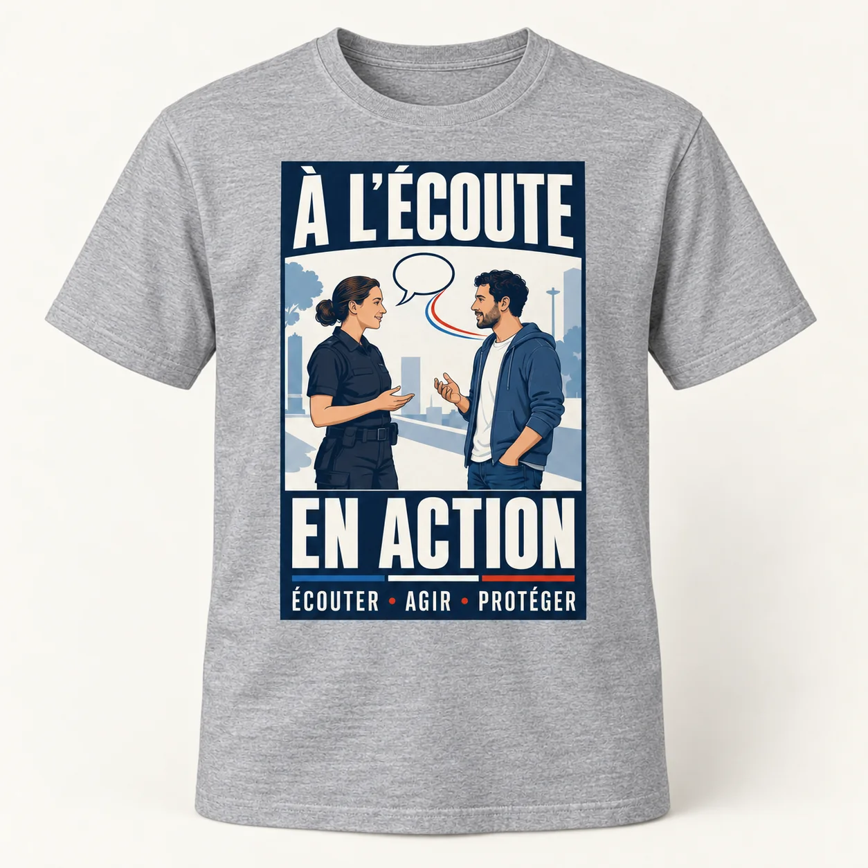 T-shirt gris chiné vu de face, avec un imprimé rectangulaire bleu marine « À l’écoute, en action », une policière et un habitant en conversation.