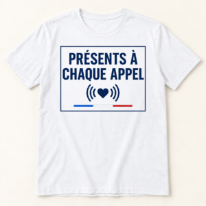 T-shirt blanc avec « PRÉSENTS À CHAQUE APPEL » en bleu marine dans un cadre, des ondes stylisées, un cœur et un trait tricolore au centre du devant.