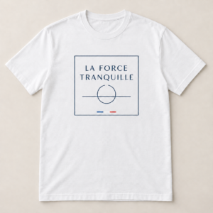 T-shirt blanc avec « LA FORCE TRANQUILLE » et un cercle ouvert bleu marine traversé d’une ligne d’horizon, dans un cadre avec un trait tricolore sur le devant.