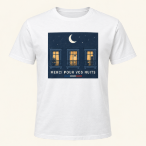 T-shirt blanc avec « MERCI POUR VOS NUITS » en lettres ivoire sur un panneau rectangulaire bleu nuit, une lune et trois fenêtres éclairées; trait tricolore sous le panneau, sur le devant.