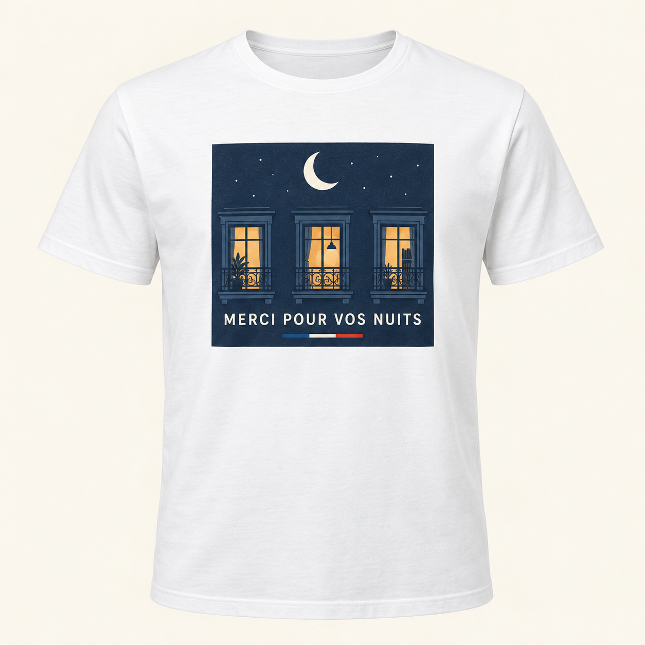 T-shirt blanc avec « MERCI POUR VOS NUITS » en lettres ivoire sur un panneau rectangulaire bleu nuit, une lune et trois fenêtres éclairées; trait tricolore sous le panneau, sur le devant.