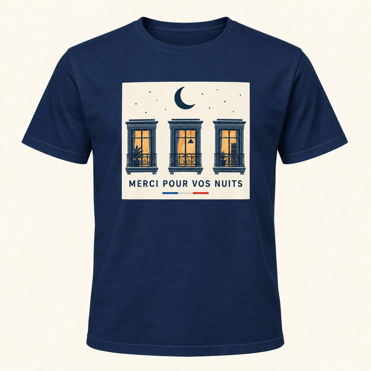 T-shirt bleu nuit avec « MERCI POUR VOS NUITS » en bleu marine sur un panneau rectangulaire ivoire, une lune et trois fenêtres éclairées; trait tricolore sous le panneau, sur le devant.