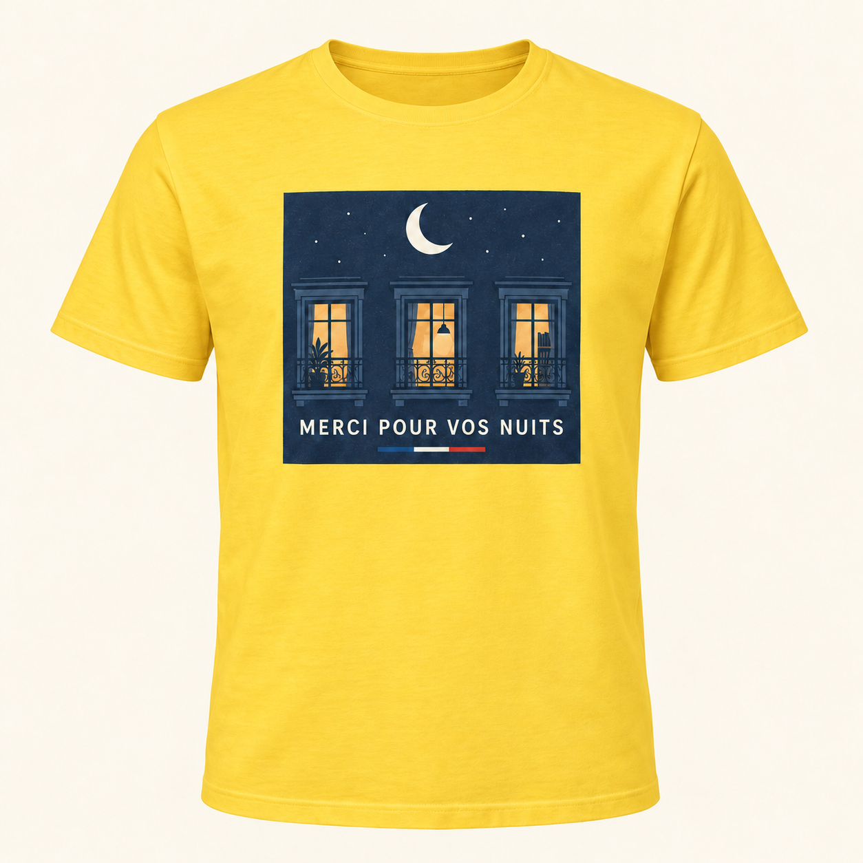 T-shirt jaune avec « MERCI POUR VOS NUITS » en lettres ivoire sur un panneau rectangulaire bleu nuit, une lune et trois fenêtres éclairées; trait tricolore sous le panneau, sur le devant.
