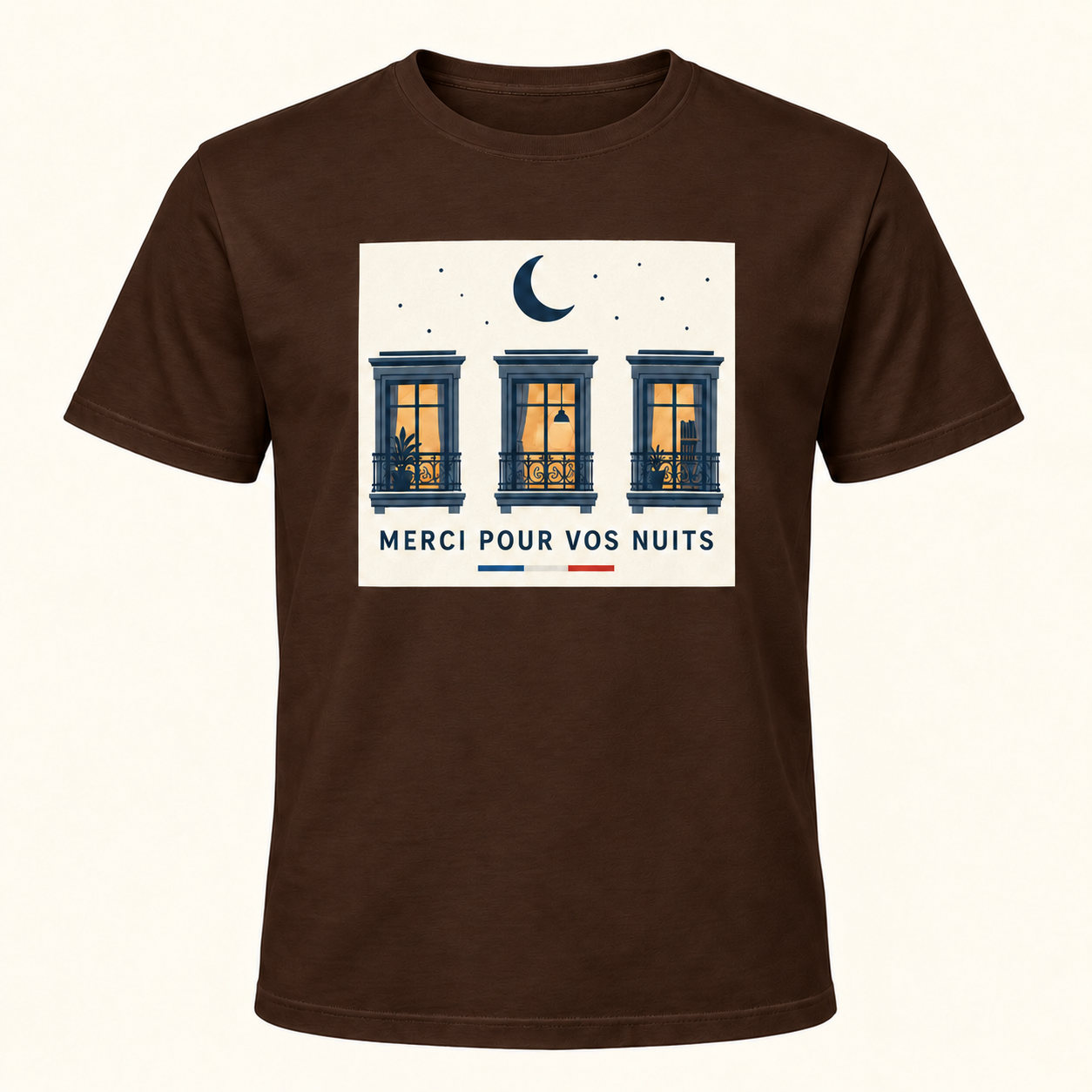 T-shirt marron avec « MERCI POUR VOS NUITS » en bleu marine sur un panneau rectangulaire ivoire, une lune et trois fenêtres éclairées; trait tricolore sous le panneau, sur le devant.