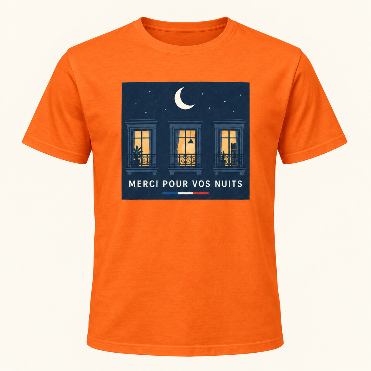 T-shirt orange avec « MERCI POUR VOS NUITS » en lettres ivoire sur un panneau rectangulaire bleu nuit, une lune et trois fenêtres éclairées; trait tricolore sous le panneau, sur le devant.