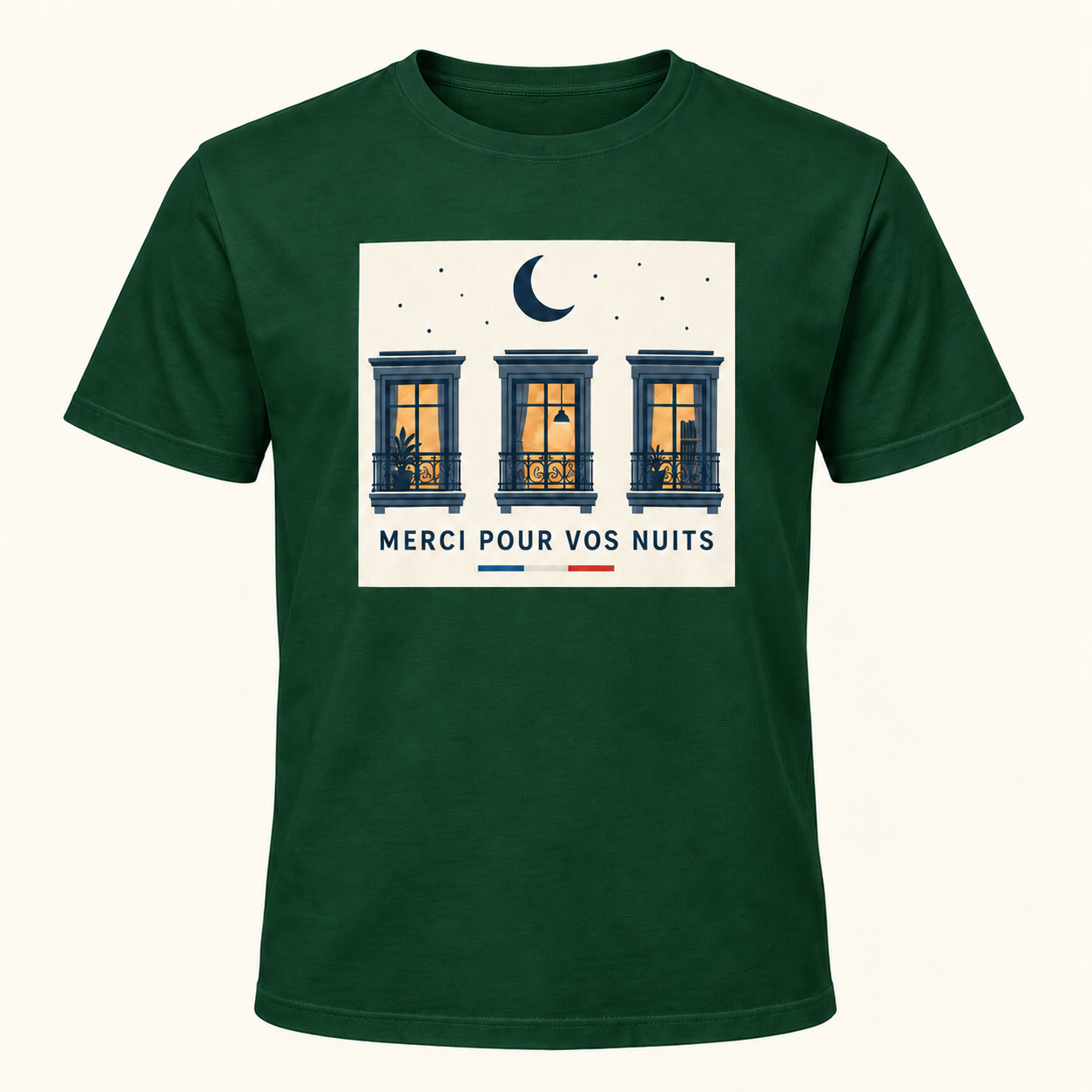 T-shirt vert avec « MERCI POUR VOS NUITS » en bleu marine sur un panneau rectangulaire ivoire, une lune et trois fenêtres éclairées; trait tricolore sous le panneau, sur le devant.