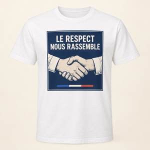 T-shirt blanc avec « LE RESPECT NOUS RASSEMBLE » en lettres ivoire sur un panneau bleu nuit; deux mains se rejoignent en poignée de main, avec un trait tricolore sous le dessin, sur le devant.