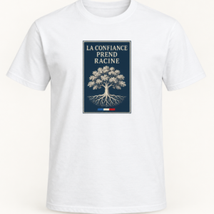 T-shirt blanc avec « LA CONFIANCE PREND RACINE » en lettres ivoire sur un panneau bleu nuit; un chêne déploie ses branches et ses racines au-dessus d’un trait tricolore, sur le devant.