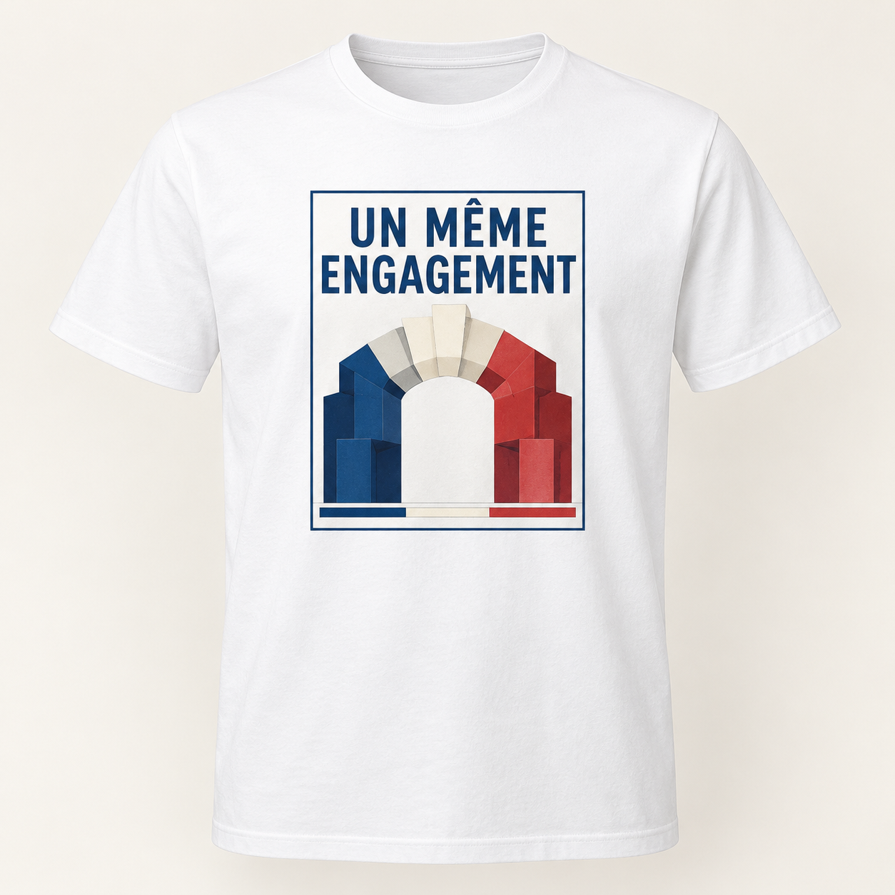T-shirt blanc avec « UN MÊME ENGAGEMENT » en bleu marine dans un cadre ivoire bordé de bleu nuit; des formes bleu marine, ivoire et rouges s’emboîtent en une arche, sur le devant.