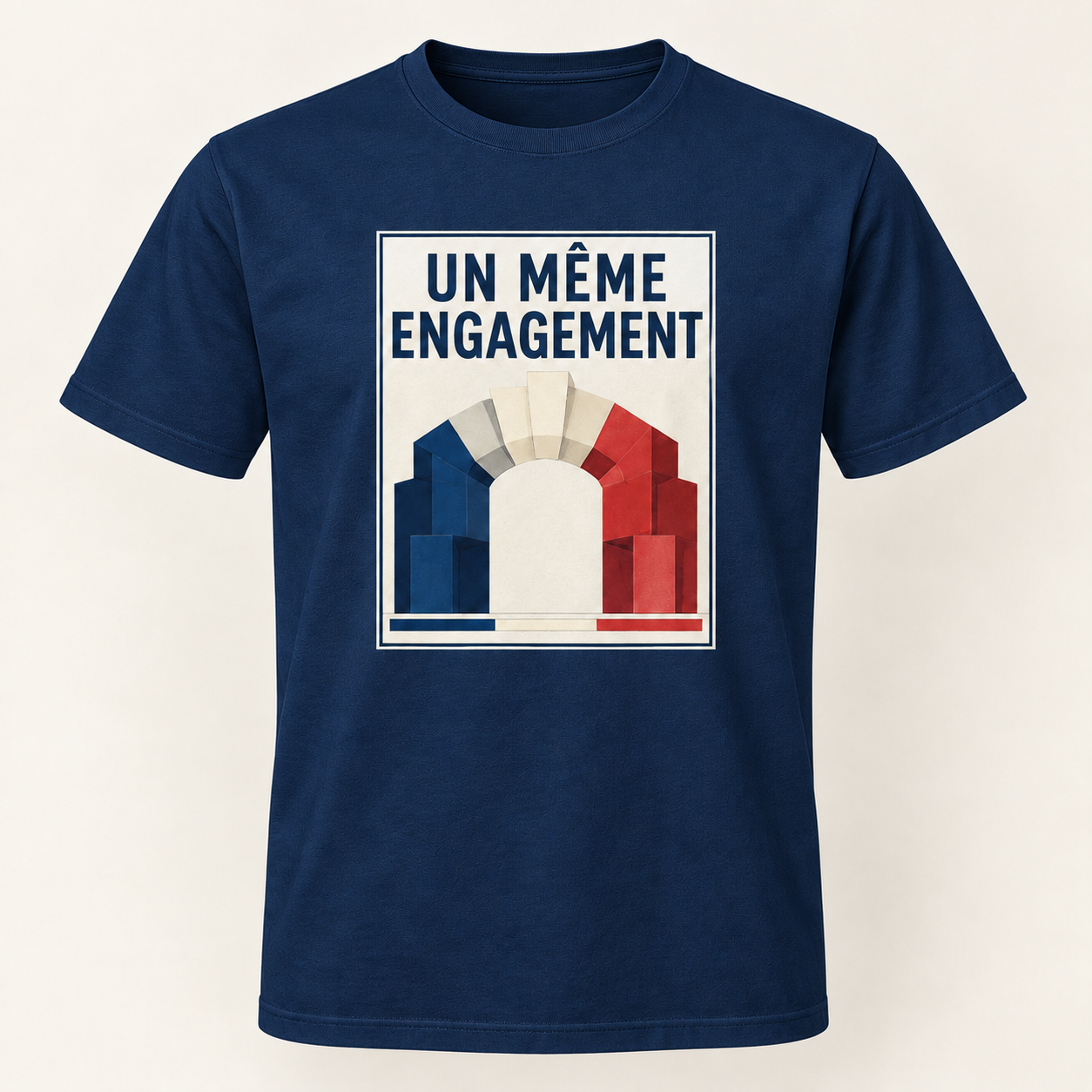 T-shirt bleu nuit avec « UN MÊME ENGAGEMENT » en bleu marine dans un cadre ivoire bordé de bleu nuit; des formes bleu marine, ivoire et rouges s’emboîtent en une arche, sur le devant.