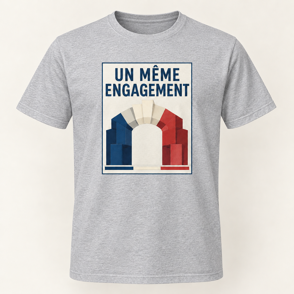 T-shirt gris avec « UN MÊME ENGAGEMENT » en bleu marine dans un cadre ivoire bordé de bleu nuit; des formes bleu marine, ivoire et rouges s’emboîtent en une arche, sur le devant.