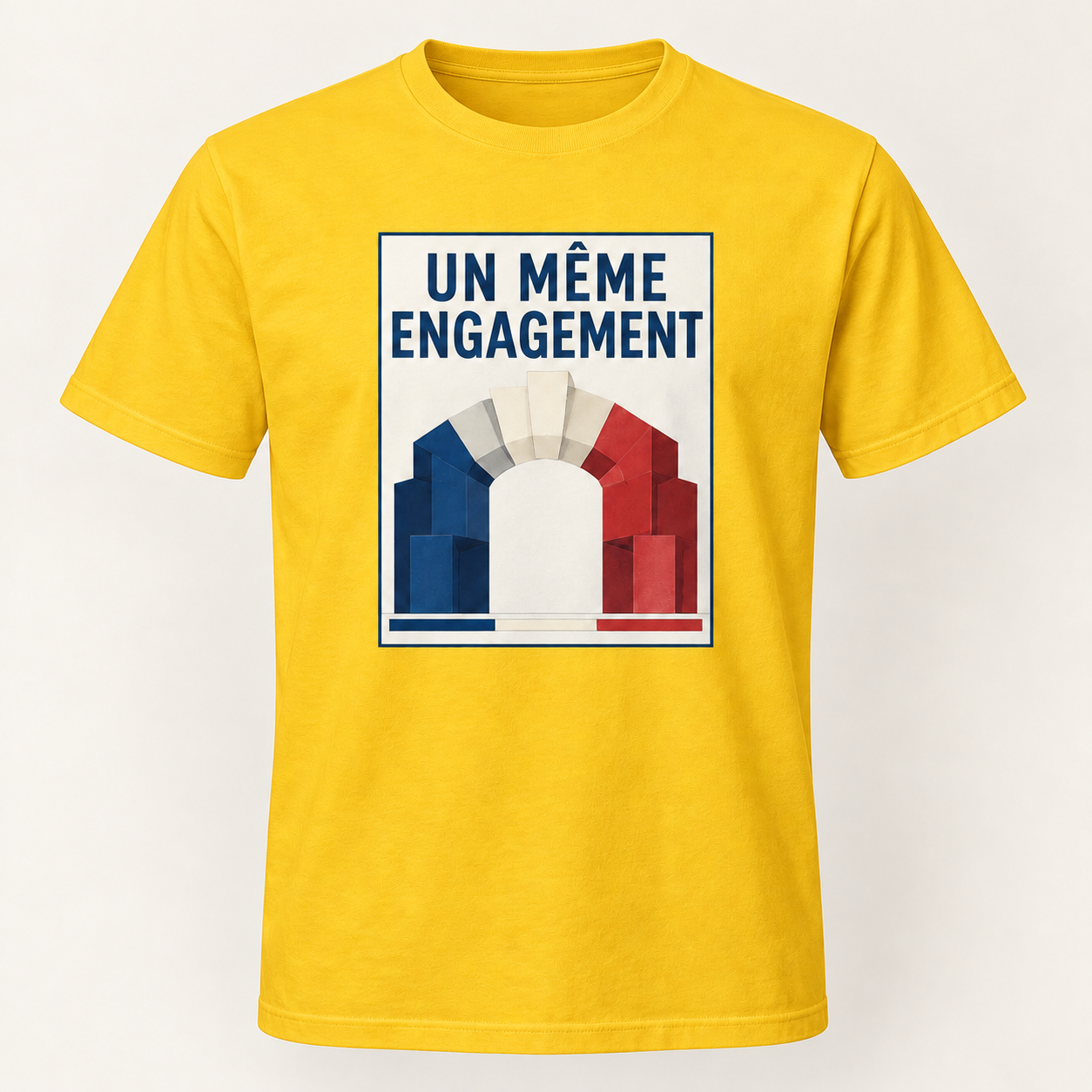 T-shirt jaune avec « UN MÊME ENGAGEMENT » en bleu marine dans un cadre ivoire bordé de bleu nuit; des formes bleu marine, ivoire et rouges s’emboîtent en une arche, sur le devant.