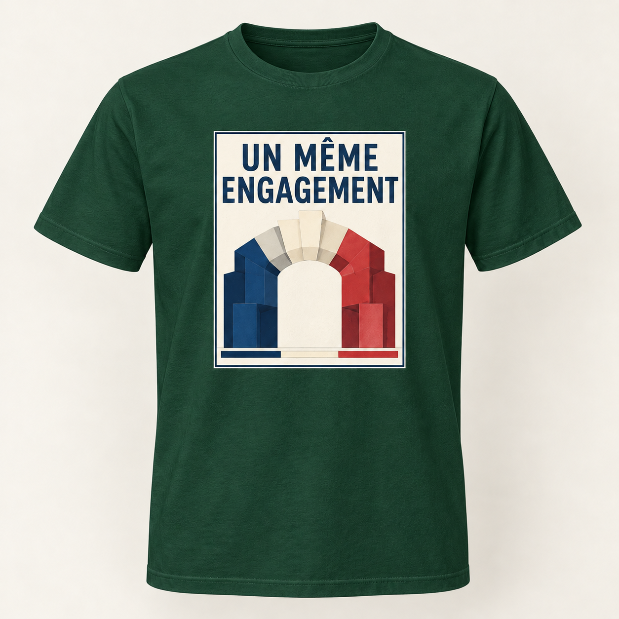 T-shirt vert avec « UN MÊME ENGAGEMENT » en bleu marine dans un cadre ivoire bordé de bleu nuit; des formes bleu marine, ivoire et rouges s’emboîtent en une arche, sur le devant.
